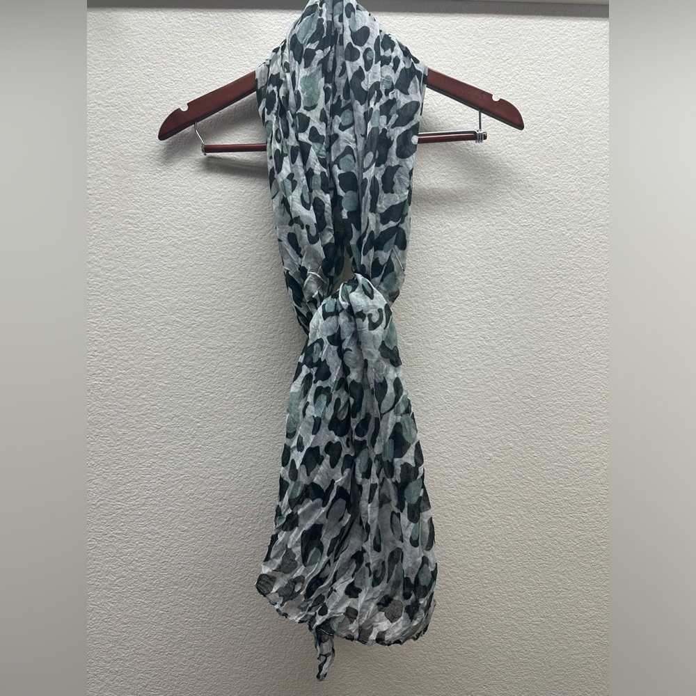 New Leopard Scarf - Picture 3 of 3
